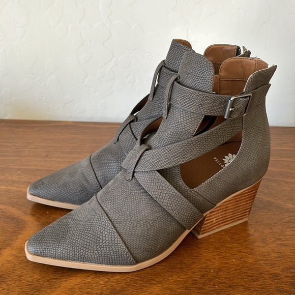 Grey strappy booties - Picture 2 of 8